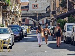 Affitti in centro a Catania,  prezzi dei canoni in calo. &laquo;Ma &egrave; perch&eacute; si paga spesso in nero&raquo;
