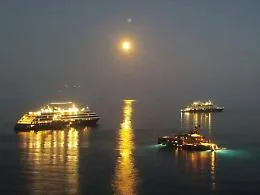 Navi da crociera e lussuosi yatch rendono magica la baia di Schis&ograve;