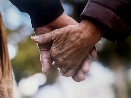 Insieme dall'inizio alla fine: muoiono a distanza di poche ore dopo decenni d&rsquo;amore