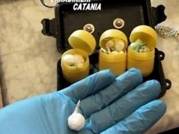 Lancia cocaina e crack dal balcone all'arrivo dei Cc: arrestato 21enne