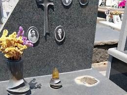Raid sacrilego al cimitero: rubata statua da una tomba