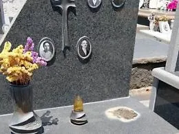Raid sacrilego al cimitero: rubata statua da una tomba