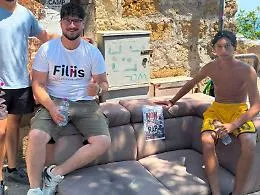 Un giovane getta un divano nel mare di Vergine Maria, i volontari di Filiis lo recuperano