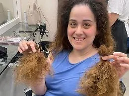 Grazia dona i suoi capelli ai malati oncologici