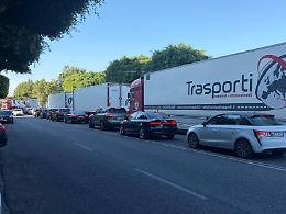 Il dramma dell'esodo di chi deve lasciare la Sicilia: un porto a met&agrave;, la burocrazia che rallenta e i camion che paralizzano la citt&agrave;