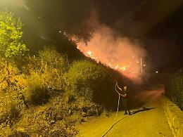Brucia Monte Castello, evacuato ristorante