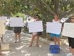 Casa a rischio e promesse mancate, nuova protesta delle dieci famiglie
