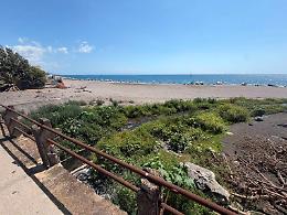 Quel divieto ignorato dai bagnanti nel tratto di spiaggia di Sant'Anna
