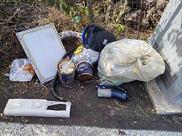 Abbandono per strada di rifiuti: incivili identificati e sanzionati