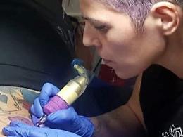 Un tatuaggio dopo la malattia e l'intervento di rimozione del seno... e la vita torna a sorriderti