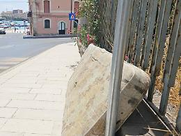 Lo Sbarcadero rinasce, il degrado resta: materasso abbandonato sul marciapiede