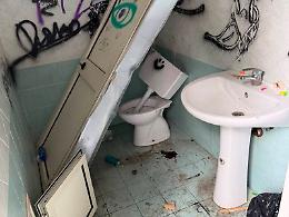 Vandali ancora in azione nella villa comunale: distrutti i servizi igienici