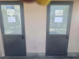 Devastati i bagni pubblici rinnovati un anno fa