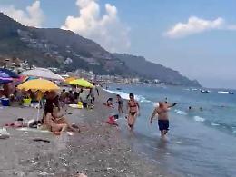 Taormina, scie maleodoranti e non solo: il mare di Mazzeo chiede aiuto