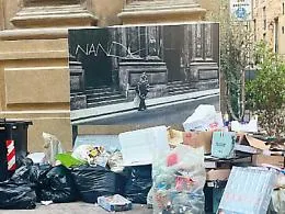 Palermo, in via Maqueda i cumuli di immondizia tra le foto di Enzo Sellerio. Rap: &laquo;Sono abbandoni, noi passiamo ogni giorno&raquo;