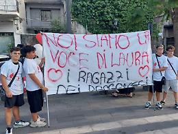 Una marcia silenziosa per non spegnere il ricordo di Lauretta