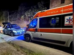 Cade dall&rsquo;auto per fare un video: 20enne in gravi condizioni