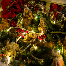 Erice accende il Natale: oltre 100 schiaccianoci e 30 presepi tra tradizione e il primo "Presepe Sportivo"