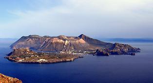 Allarme a Vulcano: erosione compromette la baia, spiaggia ridotta di 20 metri e pontile interdetto