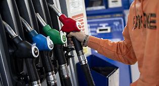Carburanti, volano i prezzi: Diesel sopra i 2 euro al self, benzina in rialzo