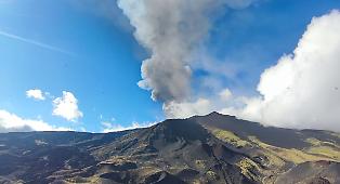 Etna, aumento dell&rsquo;emissione di cenere verso sud-est: fronti lavici non pi&ugrave; alimentati, tremore a livello intermedio