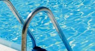 L'estate nera delle piscine: un bimbo di 5 anni muore nel centro estivo, forse un malore