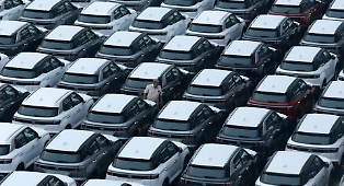 Auto, addio al &ldquo;divieto totale&rdquo; dei motori termici: Bruxelles ridisegna il 2035. Spazio a ibridi e carburanti sostenibili