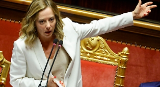Un &ldquo;super Pc&rdquo; sotto l&rsquo;albero per Meloni: la colletta di FdI tra regole, prassi e simbologie del potere