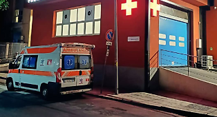 Motociclista perde il controllo del mezzo e muore nel Messinese: la moglie resta ferita