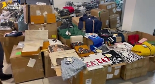Sequestro record a Catania: 2 milioni di capi e accessori contraffatti in tre mega-depositi