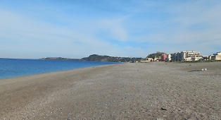 Shock a Milazzo, imbracciando un fucile da caccia rapina una coppietta appartata in spiaggia