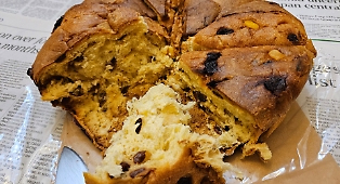 Panettone, festa e tragedia: la morte di un 47enne a Settimo Torinese riaccende l&rsquo;allarme soffocamento