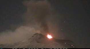 Etna, la Voragine sputa cenere: attivit&agrave; stromboliana con getti fino a 100 m