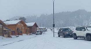 Sull&rsquo;Etna arriva la neve, ma non &egrave; abbastanza per aprire le piste da sci. Eppure il vulcano &egrave; affollato di escursionisti