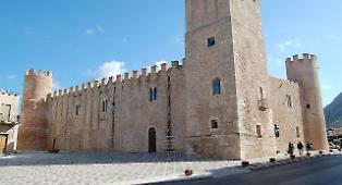 Alcamo, cade dal secondo piano e muore. L'ipotesi del furto fallito