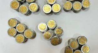 Tenta di pagare il conto al supermercato con 280 monete da 2 euro false: denunciato