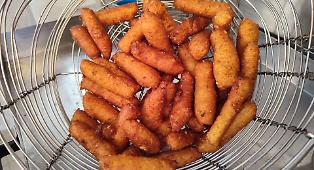 Le crispelle di riso catanesi oltre la festa di San Giuseppe. La ricetta di chi le prepara da 48 anni