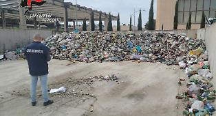 Blitz nell&rsquo;impianto di stoccaggio rifiuti: gestione illecita e norme antincendio violate, denunciato l'amministratore