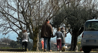 Famiglia nel bosco, la giudice dell'ordinanza di allontanamento sotto tiro sui social: scatta una misura di sicurezza