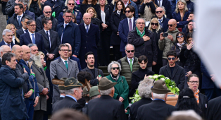 Bossi, applausi, bandiere e cori a Pontida: tutti i presenti dal contestato Salvini a Mario Monti