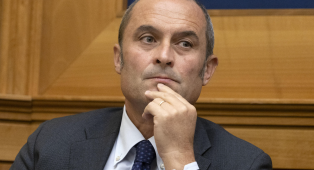 Forza Italia acclama Enrico Costa: elezione per acclamazione tra tregua e rinnovamento