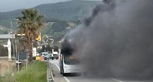 Rogo improvviso sul pullman per Palermo: a Gibellina passeggeri in fuga dalle fiamme