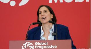 La ricetta di Schlein da Barcellona per vincere: "Mai pi&ugrave; rincorrere la destra"