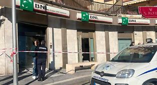 Assalto al bancomat con l&rsquo;esplosivo: sportello sventrato e soldi portati via