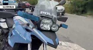 A Catania come in un film due pregiudicati in moto fuggono dalla Polizia per le vie della citt&agrave; ma un elicottero li segue e li fa bloccare