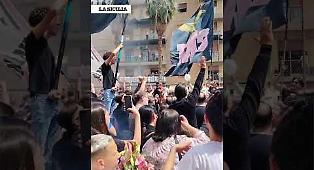 Il coro ultras nella piazza di Borgo Vecchio: &laquo;Alessia nel cuore&raquo;. L'omaggio alla bambina super-tifosa nel giorno dei funerali