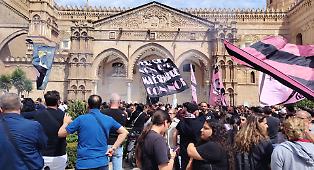 &laquo;Ciao Alessia, aiutaci ad aprire il nostro cuore&raquo;: l'omelia ai funerali della bimba. Cori degli ultras del Palermo fuori dalla Cattedrale