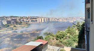 Catania, bruciano gli orti di Cibali: fiamme alimentate dal vento