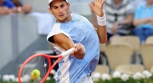 Roland Garros, niente derby italiano in semifinale: forfait di Arnaldi, Cobolli in finale con Zverev