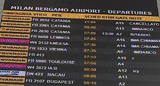 Volo Ryanair Bergamo&ndash;Catania cancellato: caos a Orio al Serio, passeggeri bloccati fino a 18 ore e proteste per scarsa assistenza